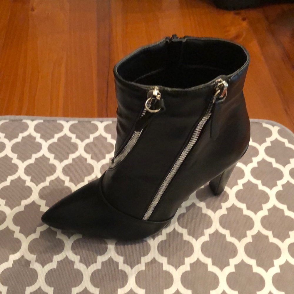 QUPID BLACK ANKLET BOOT.